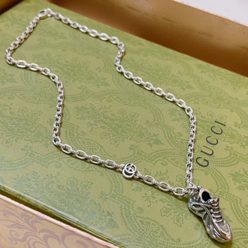 G*u*i necklaces